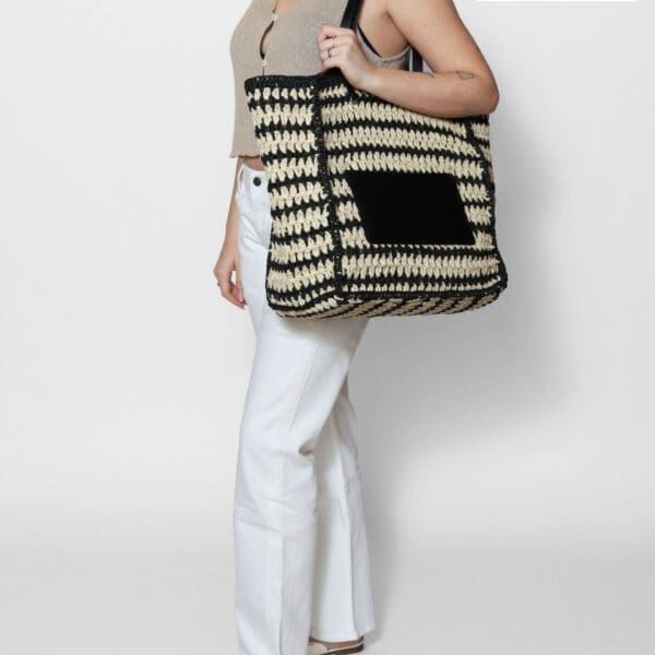 Stylish Black Monica Bini Shoulder Bag - Elegant And Versatile Design 12